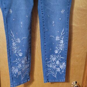 Women's Jeans With White Embroidered Flowers